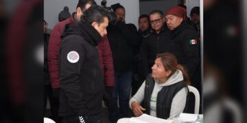 Visita Lalo Gattás albergues y recorre calles en auxilio de personas vulnerables al frío