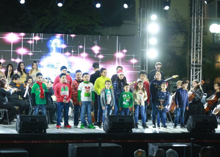 Américo y María conviven con familias en concierto por Día de Reyes