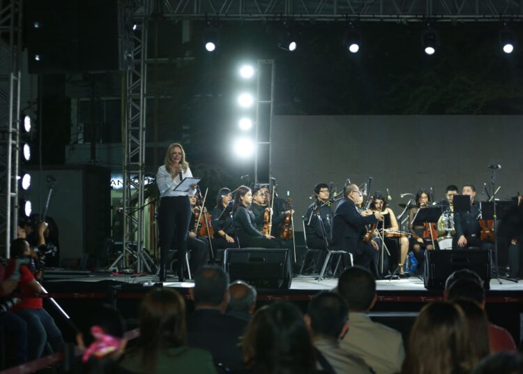 Américo y María conviven con familias en concierto por Día de Reyes