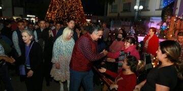 Américo y María conviven con familias en concierto por Día de Reyes