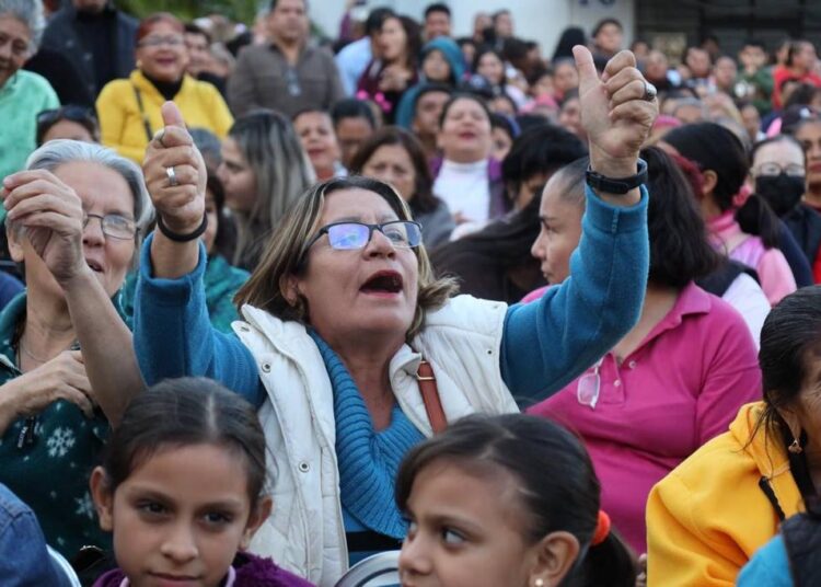 Lucy y Lalo festejan el Día de Reyes con líderes y sus familias