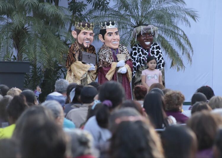 Lucy y Lalo festejan el Día de Reyes con líderes y sus familias
