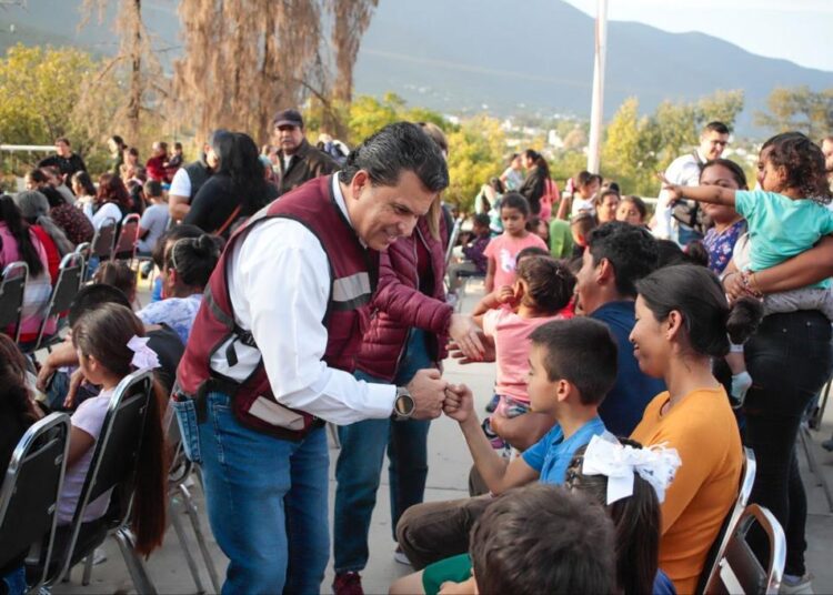 Lucy y Lalo festejan el Día de Reyes con líderes y sus familias