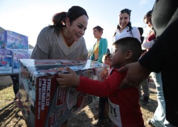 Comparte Alcaldesa de NLD Día de Reyes con habitantes del poniente