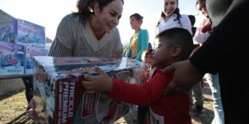 Comparte Alcaldesa de NLD Día de Reyes con habitantes del poniente