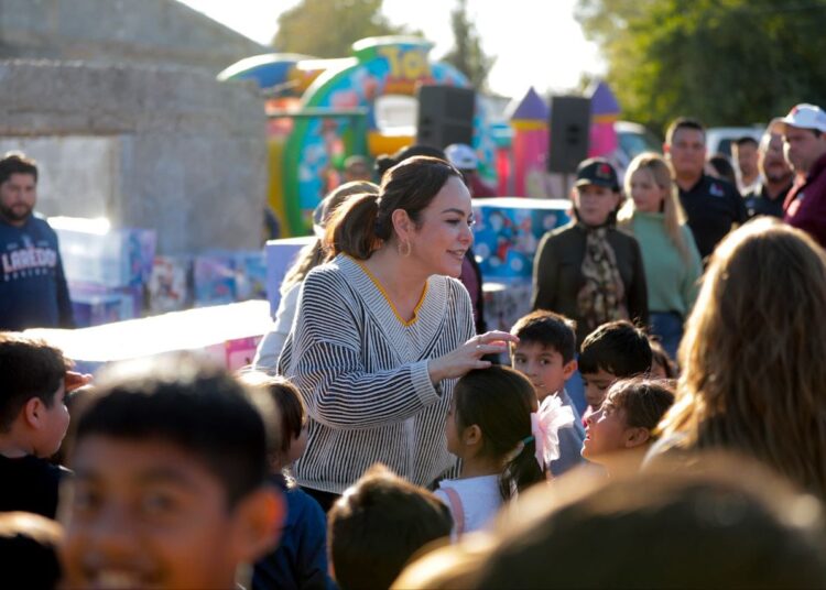 Comparte Alcaldesa de NLD Día de Reyes con habitantes del poniente
