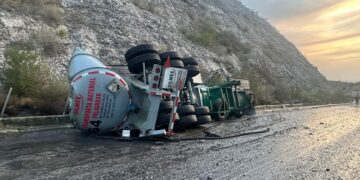 Por derrame de ácido, cierran circulación en la Rumbo Nuevo