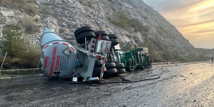 Por derrame de ácido, cierran circulación en la Rumbo Nuevo