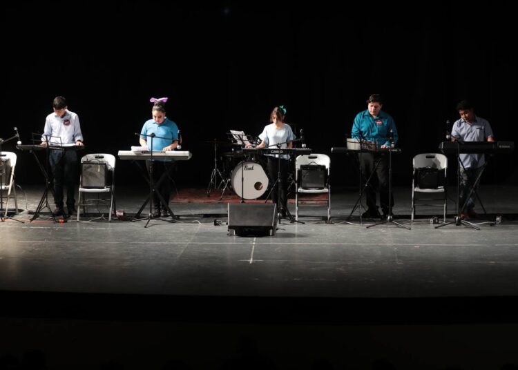 Culminan más de 400 neolaredenses, talleres de iniciación artística