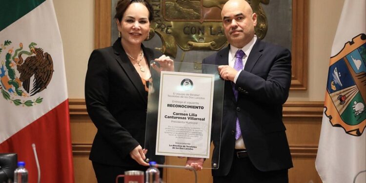 Tecolotes de NLD reconocen a Carmen Lilia por su impulso al deporte