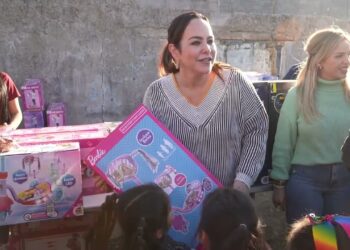 La Alcaldesa de Nuevo Laredo, Carmen Lilia Canturosas, convivió con vecinos de la Colonia Claudet
