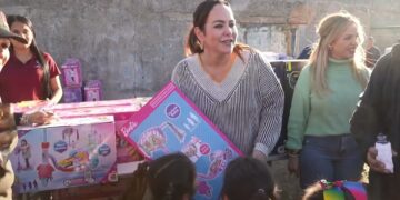 La Alcaldesa de Nuevo Laredo, Carmen Lilia Canturosas, convivió con vecinos de la Colonia Claudet