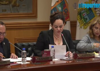 Tecolotes de los Dos Laredos reconocen a Carmen Lilia Canturosas por su impulso al deporte