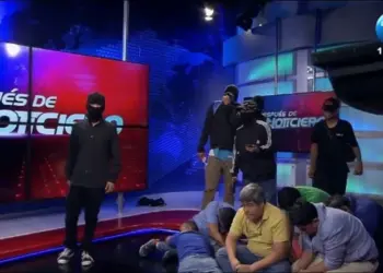 Presidente de Ecuador ordena al ejército a combatir «terroristas»