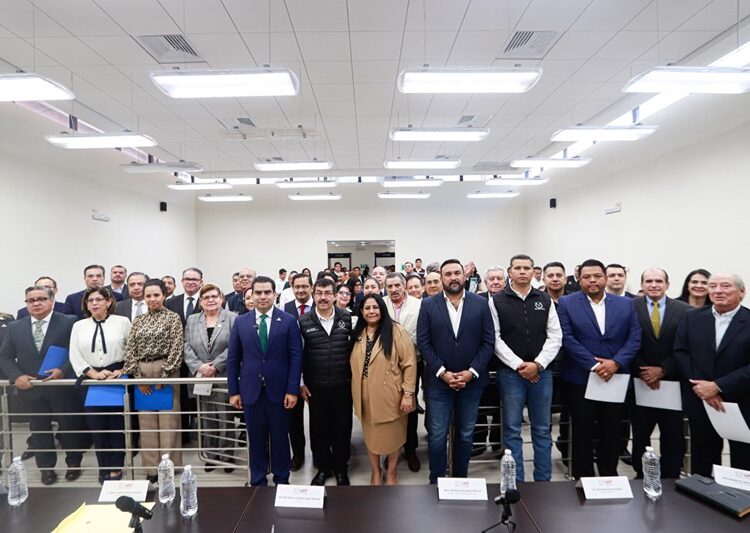 El rector Dámaso Anaya sostiene encuentro con universitarios de la FADYCS-UAT