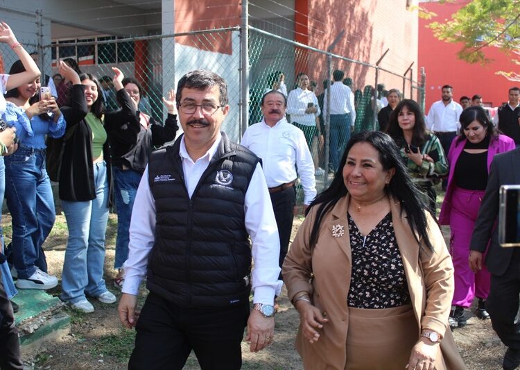 El rector Dámaso Anaya sostiene encuentro con universitarios de la FADYCS-UAT