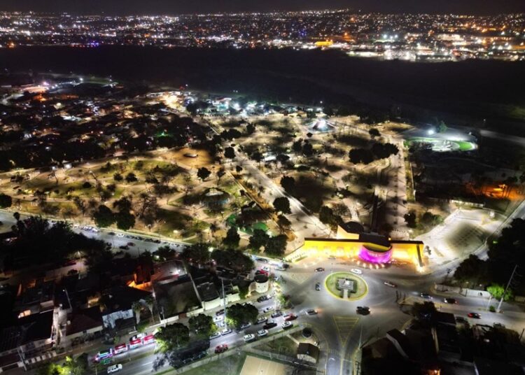 Agradecen familias neolaredenses nueva iluminación en Parque Viveros