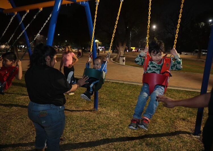 Agradecen familias neolaredenses nueva iluminación en Parque Viveros