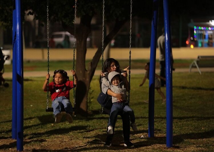 Agradecen familias neolaredenses nueva iluminación en Parque Viveros