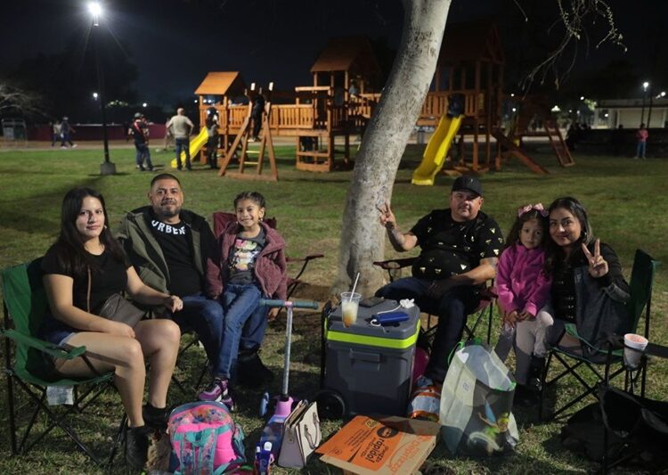 Agradecen familias neolaredenses nueva iluminación en Parque Viveros