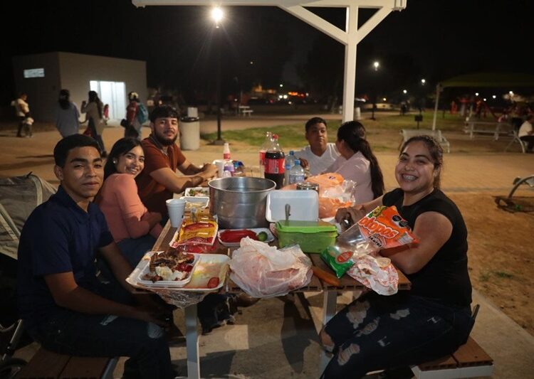 Agradecen familias neolaredenses nueva iluminación en Parque Viveros