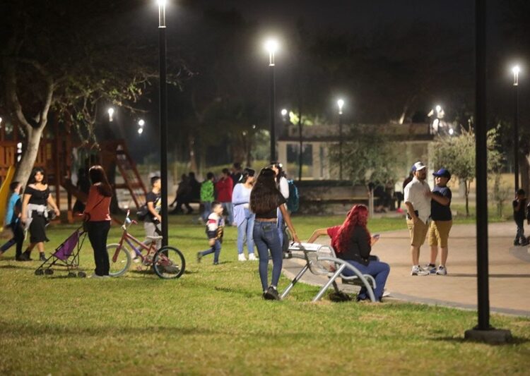 Agradecen familias neolaredenses nueva iluminación en Parque Viveros