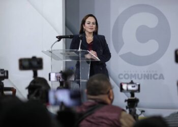 Anuncia Carmen Lilia fecha de entrega de tarjetas bancarias a beneficiarios de Beca UNE
