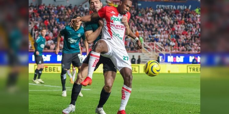 Necaxa ‘electrocuta’ a Chivas con gol de Diber Cambindo