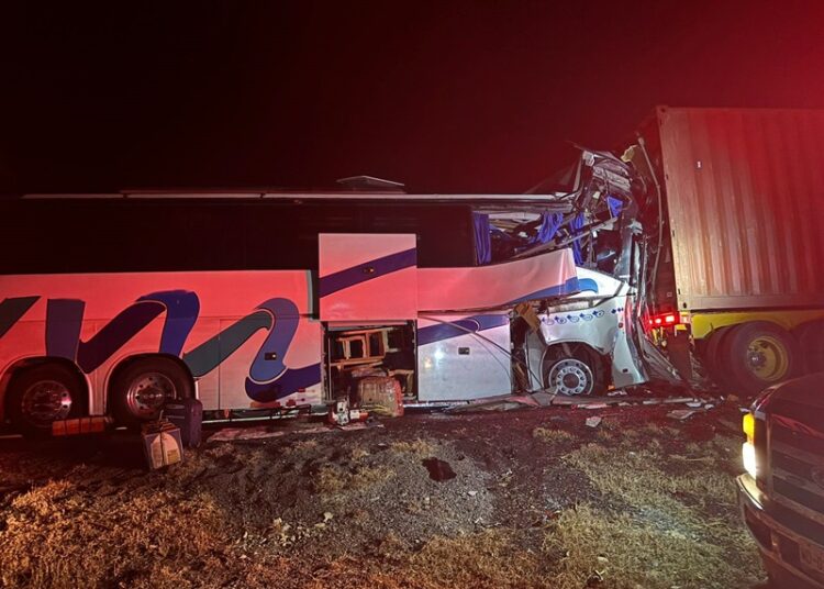 Choque entre autobús deja a 37 personas lesionadas y una fallecida