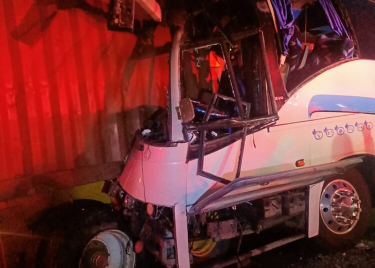 Choque entre autobús deja a 37 personas lesionadas y una fallecida