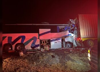 Choque entre autobús deja a 37 personas lesionadas y una fallecida