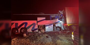 Choque entre autobús deja a 37 personas lesionadas y una fallecida