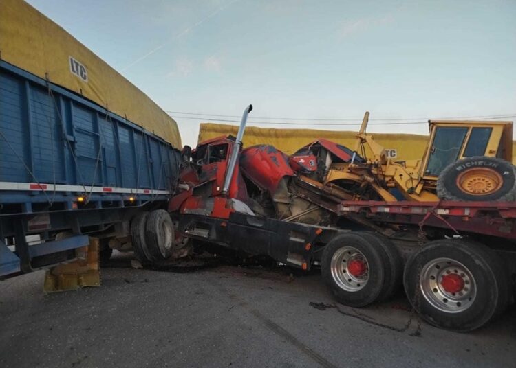 Cierre de carretera federal 101 por choque de tráilers