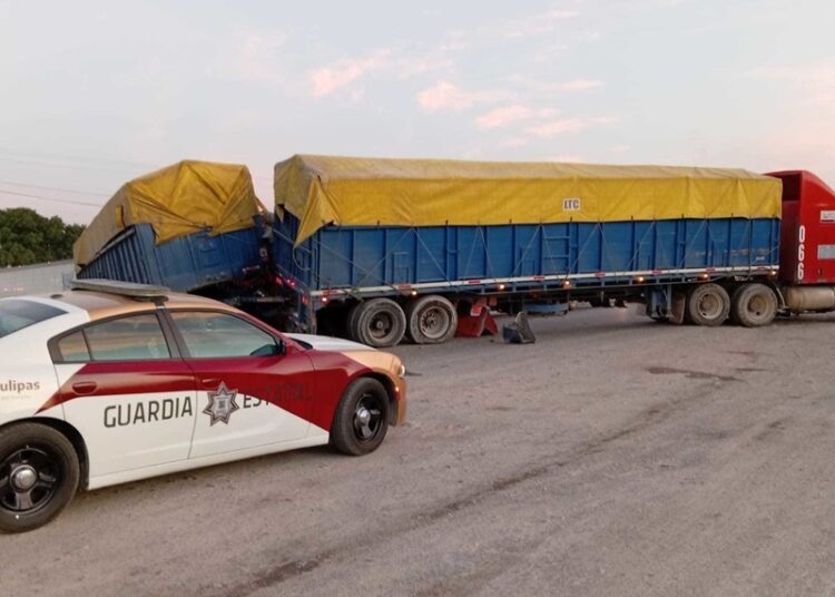 Cierre de carretera federal 101 por choque de tráilers