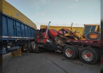 Cierre de carretera federal 101 por choque de tráilers