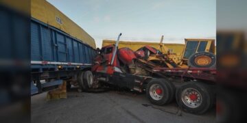 Cierre de carretera federal 101 por choque de tráilers