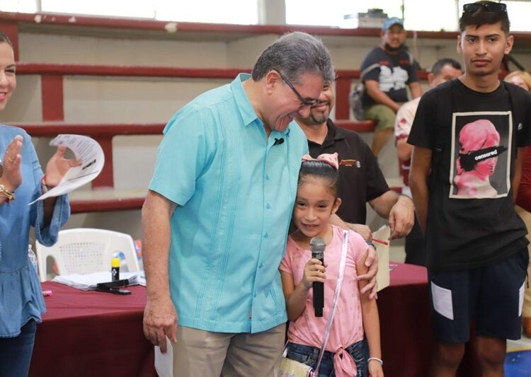 Cumple Gobierno de Altamira con entrega de becas municipales