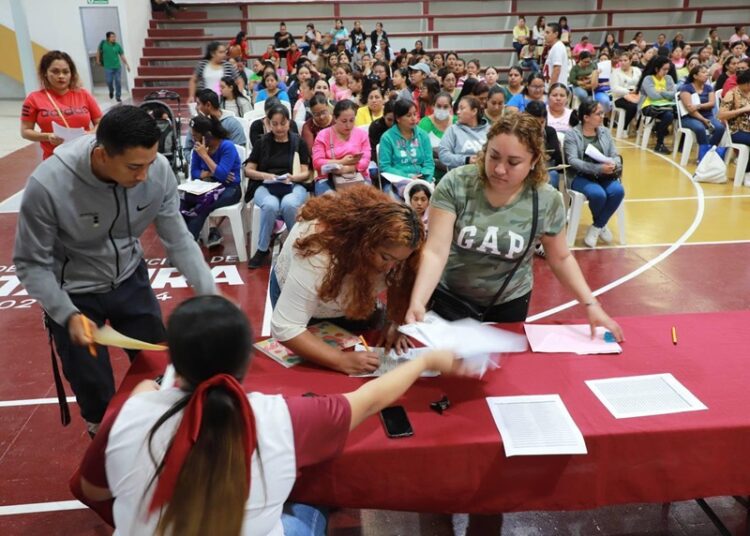 Cumple Gobierno de Altamira con entrega de becas municipales