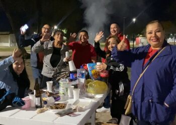 Disfrutan familias neolaredenses de renovados parques Viveros y Narciso Mendoza