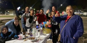 Disfrutan familias neolaredenses de renovados parques Viveros y Narciso Mendoza