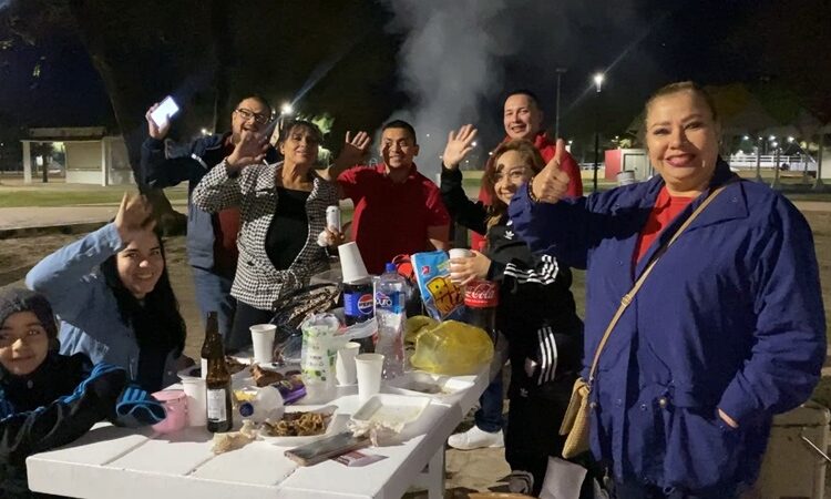 Disfrutan familias neolaredenses de renovados parques Viveros y Narciso Mendoza