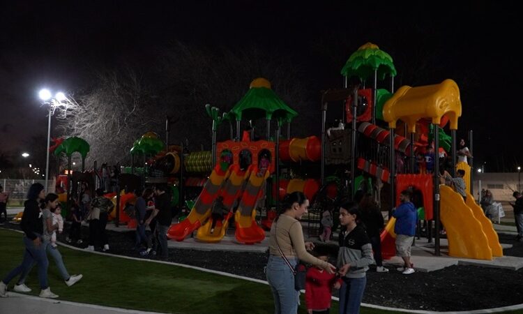 Disfrutan familias neolaredenses de renovados parques Viveros y Narciso Mendoza