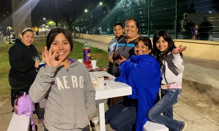 Disfrutan familias neolaredenses de renovados parques Viveros y Narciso Mendoza