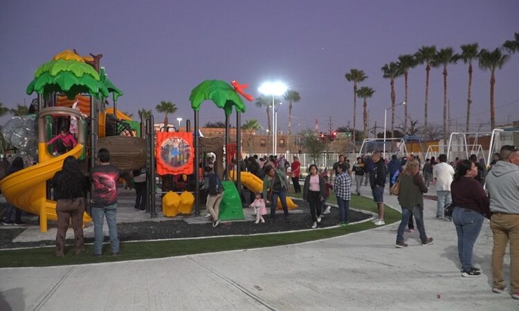 Disfrutan familias neolaredenses de renovados parques Viveros y Narciso Mendoza
