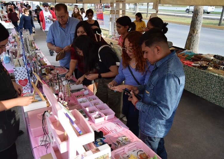 Disfrutan neolaredenses Bazar UNE edición San Valentín