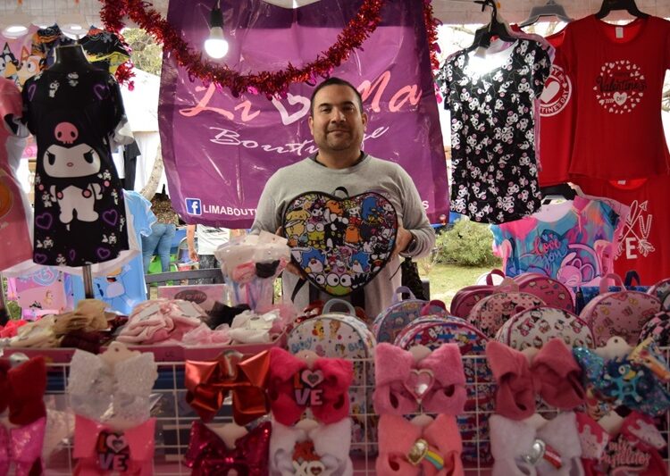 Disfrutan neolaredenses Bazar UNE edición San Valentín