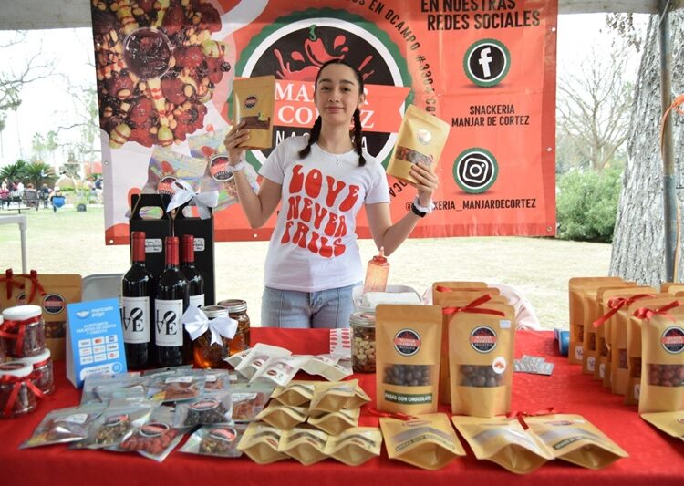Disfrutan neolaredenses Bazar UNE edición San Valentín