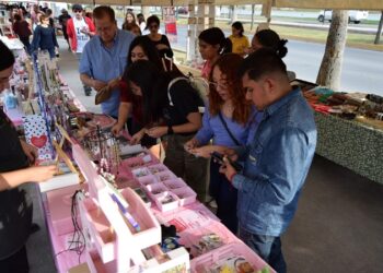 Disfrutan neolaredenses Bazar UNE edición San Valentín