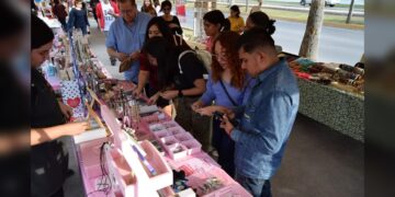 Disfrutan neolaredenses Bazar UNE edición San Valentín