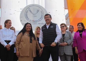 El rector Dámaso Anaya sostiene encuentro con universitarios de la FADYCS-UAT